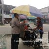 Di Tengah Kabut Asap, Polisi Patroli Temui Pedagang Keliling, Ingatkan Wajib Pakai Masker dan Cegah Karhutla