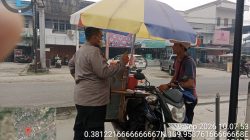 Di Tengah Kabut Asap, Polisi Patroli Temui Pedagang Keliling, Ingatkan Wajib Pakai Masker dan Cegah Karhutla