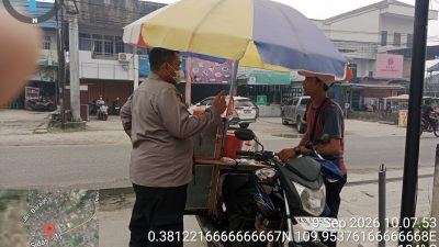Di Tengah Kabut Asap, Polisi Patroli Temui Pedagang Keliling, Ingatkan Wajib Pakai Masker dan Cegah Karhutla