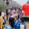 Polres Landak Peduli, Distribusikan Ribuan Liter Air Bersih untuk Warga Terdampak Kemarau