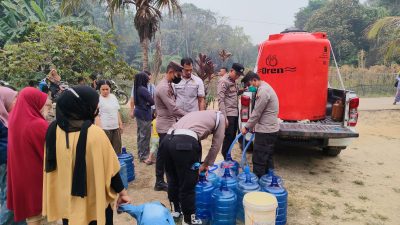 Polres Landak Peduli, Distribusikan Ribuan Liter Air Bersih untuk Warga Terdampak Kemarau