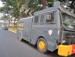 Penyemprotan Pembersihan Abu Vulkanik Menggunakan Water Cannon Oleh Satuan Samapta Polres Metro Bekasi Kota Di Jalan Protokol Kota Bekasi