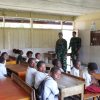 Personel TNI Pos Walesi Yonif 645/Gardatama Yudha Bagikan Perlengkapan Sekolah kepada Siswa SD YPPK Sinatma