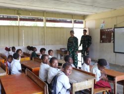 Personel TNI Pos Walesi Yonif 645/Gardatama Yudha Bagikan Perlengkapan Sekolah kepada Siswa SD YPPK Sinatma