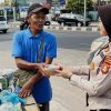 Personel Bidhumas Polda Sumsel Bagikan Sarapan, Ajak Warga Berdoa untuk Penanganan Karhutla