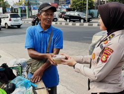 Personel Bidhumas Polda Sumsel Bagikan Sarapan, Ajak Warga Berdoa untuk Penanganan Karhutla