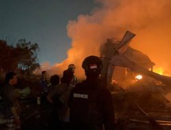 Brimob Polda Metro Jaya Bantu Amankan Lokasi Kebakaran Lapak Limbah di Bekasi