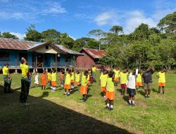 Satgas Yonif 645 GTY Pos Muara Nawa Melaksanakan Kegiatan Belajar dan Olahraga Bersama di SD Muara Nawa