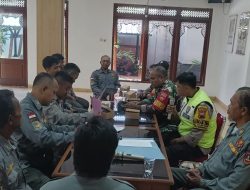 Babinsa dan Bhabinkamtibmas Joyotakan Bina dan Evaluasi Kinerja Linmas