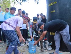 Kapolda NTB Turun Langsung Salurkan 15 Ribu Liter Air Bersih untuk Warga Gili Trawangan