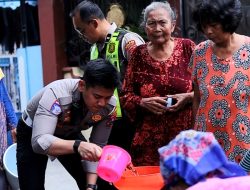 HUT Lalu Lintas ke-71, Satlantas Gresik Salurkan Air Bersih ke Warga
