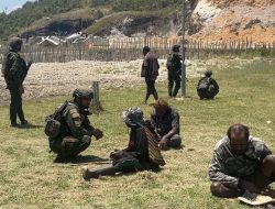 Duduk Bersama, Berbagi Cerita: Satgas Yonif 2 Marinir Bangun Kedekatan dengan Tokoh Adat dan Masyarakat Pasir Putih