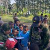 Tingkatkan semangat belajar anak Papua,Prajurit Satgas Pamtas RI-PNG Kewilayahan Yonif 645/GTY Bagikan Alat Tulis untuk Siswa SD Inpres Eragayam