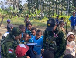 Tingkatkan semangat belajar anak Papua,Prajurit Satgas Pamtas RI-PNG Kewilayahan Yonif 645/GTY Bagikan Alat Tulis untuk Siswa SD Inpres Eragayam