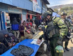 Patroli Humanis di Enarotali, Prajurit Marinir Dekat dengan Warga Lewat Dialog dan Kepedulian Terhadap Hasil Bumi