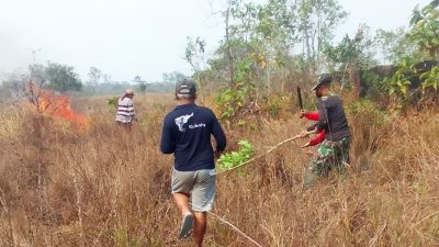 Kompak Padamkan Kebakaran, Babinsa Harapan Makmur, BPBD dan Warga Selamatkan Lingkungan dari Amukan Api
