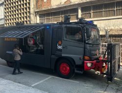 Brimob Polda Metro Jaya Respons Kebakaran Gudang Tekstil di Pasar Asemka