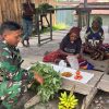 Ukir Senyum Mama-Mama Papua, Satgas Yonif 645/GTY Beli Hasil Bumi di Distrik Kelila