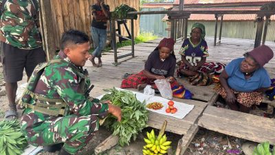 Ukir Senyum Mama-Mama Papua, Satgas Yonif 645/GTY Beli Hasil Bumi di Distrik Kelila