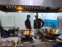 Pastikan Kebersihan Makanan, Babinsa Danukusuman Cek Langsung Dapur SPPG