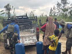 Setetes Kepedulian di Kampung Oyokita, Prajurit Satgas Yonif 2 Marinir Hadir Membantu Warga Mengambil Air Bersih