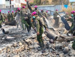 Bersama Warga Pulihkan Harapan, Satgas Yonif 2 Marinir Bersihkan Area Bekas Kebakaran Pasar Enarotali