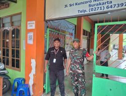 Ciptakan Lingkungan Sekolah Yang Aman dan Nyaman, Babinsa Danukusuman Sambangi Security SMP Muhammadiyah 8 Surakarta