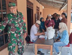 Babinsa dan Bhabinkamtibmas Kawal Penyaluran Bantuan Beras