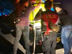 Samapta Polres Lahat Laksanakan Giat Pemadaman Api di Jalan Baru Lahat