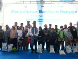 Pangdam XIX/Tuanku Tambusai Dampingi Mentan Amran Serahkan Bantuan Beras di Pekanbaru