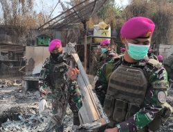 Hari Kedua Pemulihan Pasca Kebakaran, Satgas Yonif 2 Marinir Bersama Warga Bersihkan Puing dan Pasang Pagar Pengaman