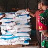 Pastikan Pupuk Aman, Babinsa Mojorejo Cek Ketersediaan dan Harga di Kios Tani