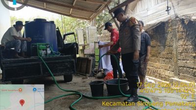 Jajaran Polsek Simpang Pematang Bersama Dealer Honda TDM Salurkan Bantuan Air Bersih ke Warga