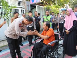 Kisah Haru Ojol Korban Laka di Gresik, Dapat Kursi Roda dan Modal dari Kapolres