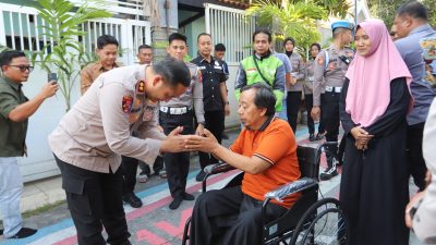 Kisah Haru Ojol Korban Laka di Gresik, Dapat Kursi Roda dan Modal dari Kapolres