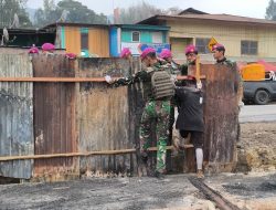 Menutup Luka Pascakebakaran, Satgas Yonif 2 Marinir Rampungkan Pembersihan dan Pemasangan Pagar Komplek Pasar Enarotali