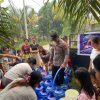 Kemarau Panjang, Lagi-lagi Polres Landak Distribusikan Air Minum Bersih.
