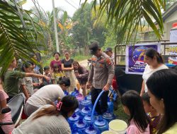 Kemarau Panjang, Lagi-lagi Polres Landak Distribusikan Air Minum Bersih.