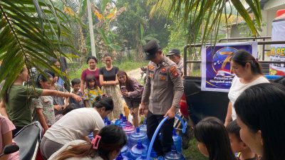 Kemarau Panjang, Lagi-lagi Polres Landak Distribusikan Air Minum Bersih.