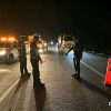 Anggota Sat Lantas Polres Mesuji Evakuasi Korban dan Kendaraan Laka Lantas di Jalan Tol Terpeka KM 246, 1 Korban Meninggal Dunia
