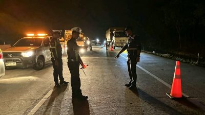 Anggota Sat Lantas Polres Mesuji Evakuasi Korban dan Kendaraan Laka Lantas di Jalan Tol Terpeka KM 246, 1 Korban Meninggal Dunia