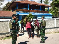 Pelayanan Kesehatan dan Anjangsana, Personel Pos Walesi Dengarkan Keluh Kesah Warga