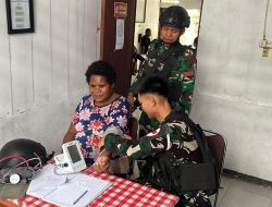 Satgas Pamtas RI – PNG Kewilayahan Yonif 147/KGJ Pos Teluk Etna Bantu Pelayanan Kesehatan Puskesmas Kiruru Kepada Masyarakat Distrik Teluk Etna