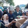 Pelayanan Humanis, Polisi Berbagi Roti dan Air di Tengah Aksi