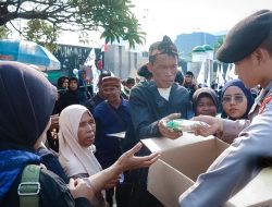 Pelayanan Humanis, Polisi Berbagi Roti dan Air di Tengah Aksi