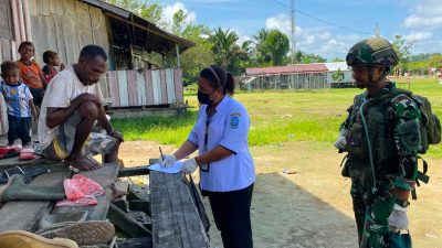 Satgas Yonif 645 GTY Pos Muara Nawa Laksanakan Kegiatan Yankes Ke Rumah Masyarakat Bersama Puskesmas Airu