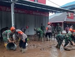 Yonif TP 951/Pandeka Marapi Gerak Cepat Bantu Penanganan Banjir di Kabupaten Solok