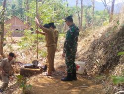 Babinsa Koramil 22/Slogohimo Monitoring Sumber Air Bersih untuk Pastikan Ketersediaan Air Masyarakat