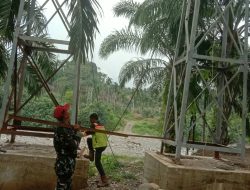 Perluas Akses Ekonomi Warga, Babinsa Dampingi Pembangunan Jembatan Perintis