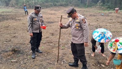 Satu Hektare Jadi Harapan, Polsek Ngabang Bersama Petani Tanam Jagung di Desa Angan Tembawang Jelimpo